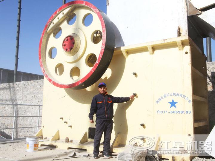 大型環保鄂式破石機生產現場，效果好，用戶評價高