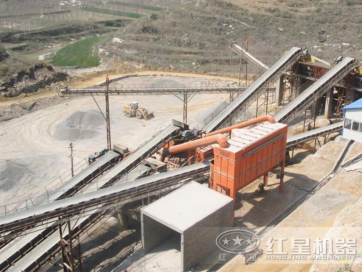 河南桐柏青石制砂現(xiàn)場產(chǎn)量250t/h，出料均勻