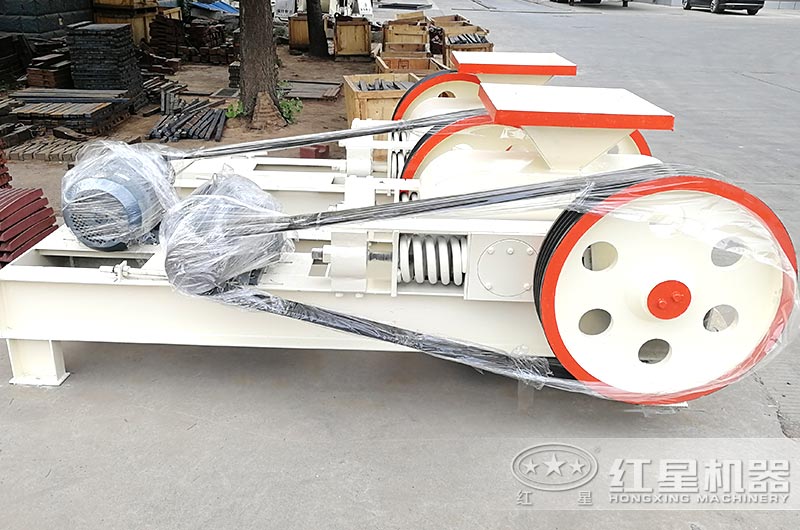 小型對(duì)輥式破碎機(jī)圖片 小型對(duì)輥式破碎機(jī)圖片