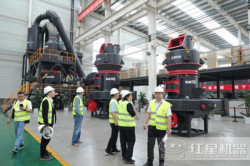 客戶來(lái)廠選購(gòu)磨粉機(jī)