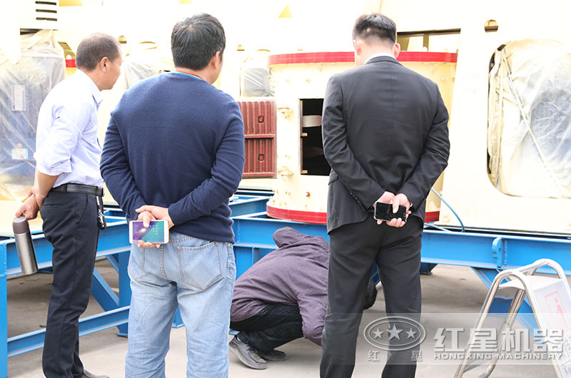 客戶(hù)來(lái)廠(chǎng)考察復(fù)合破碎機(jī)設(shè)備